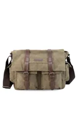 Morral de tela canvas color gris con detalles en cuero marrón. Tiene tapa con hebillas, doble bolsillo frontal, trasero y laterales. Interior espacioso con compartimento para notebook de 15". Correa de galón regulable.