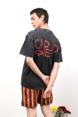 Remera gris de algodón con cuello redondo y manga corta. Estampa pequeña en el frente y grande en la espalda. Corte clásico.