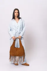 Bolso marrón de gamuza con flecos y doble asa de hombro.