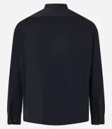 Camisa de manga larga color negro, con cuello inglés y abotonado frontal. Confeccionada en tejido piqué de poliamida y elastano, con tecnología performance que ofrece elasticidad, secado rápido y menor arrugado.