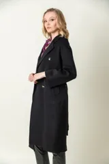 Tapado largo color camel, confeccionado en lana. Tiene doble botonadura, cuello con solapa y lazo para ajustar en la cintura.