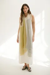 Vestido largo azul con cuello redondo y sisas con ribete color beige.