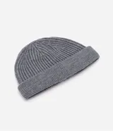 Gorro de lana gris con textura acanalada y borde doblado.