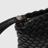 Clutch de fiesta color bronce con diseño tejido y asa de mano.