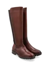 Bota de cuero marrón con elásticos laterales, caña alta y suela track.