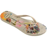 Ojotas Havaianas Slim Summer Bliss con base color crema y estampado de motivos playeros y florales en tonos pastel. Tiras finas color beige con logo de la marca.