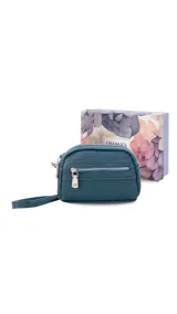 Monedero negro de simil cuero con correa para la mano, diseño práctico y compacto. Bolsillo principal con doble cierre, y un bolsillo frontal pequeño para llevar monedas.