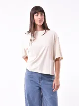 Remera color crudo de corte holgado y mangas cortas.