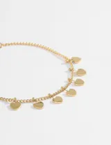 Pulsera de cadena de eslabones plateada, fabricada en acero quirúrgico hipoalergénico, con dijes colgantes en forma de corazón y pequeñas cuentas esféricas a lo largo de la cadena.