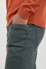 Pantalón verde de corte moderno y diseño casual, ideal para uso diario.