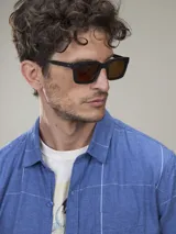 Camisa celeste a cuadros blancos, de manga larga y corte recto.