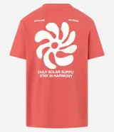 Remera masculina de algodón color coral, corte comfort, cuello redondo y manga corta. Estampa abstracta con texto en el frente.