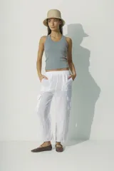 Pantalón negro de lino con bolsillos cargo laterales y corte recto.