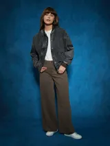 Campera de jean celeste con corte bomber, cierre frontal con botones metálicos, cuello redondo y puños y cintura acanalados.