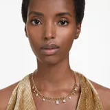 Collar de cadena dorada con cristales colgantes de diferentes tamaños y formas.