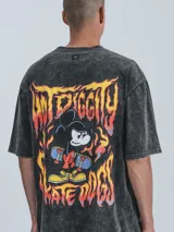 Remera negra con efecto nevado, corte oversize y estampado de Mickey Mouse sobre una patineta.