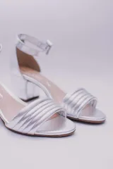 Sandalias doradas de ecocuero con pulsera al tobillo y taco cuadrado.