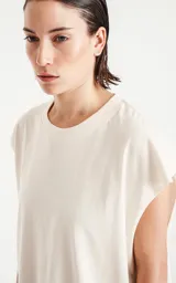 Remeron color crudo de corte extra oversize y hombros caídos, confeccionado en algodón premium americano muy suave al tacto y combinado con cuello rib al tono en formato redondo y doble costura al tono del color base.