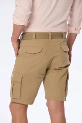 Bermuda cargo azul marino con cinto, confeccionada en 98% algodón y 2% spandex. Presenta bolsillos laterales tipo cargo con solapa y botón.