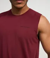 Musculosa deportiva masculina color bordó, con cuello redondo, tecnología Dry y estampa texturizada con la frase "There's No Finish Line".