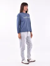 Remera blanca de manga larga con cuello redondo y estampado frontal con la frase "All my love darling" en color celeste.