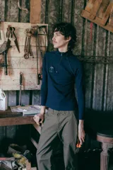 Pantalón de trabajo verde oliva, de tiro medio, confeccionado en gabardina de algodón. Presenta cinta utilitaria trasera, cintura ajustable, bolsillo para metro bordado y cinta reflectiva en los bajos.