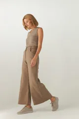 Pantalón marrón de tiro alto y corte jeanero, confeccionado en lana fina sin teñir.