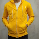 Campera con cierre frontal, color amarillo, de algodón 100% y capucha, con diseño básico.