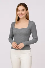 Top gris de poliéster, de canalé, al cuerpo y cuello cuadrado, manga larga.