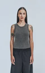 Musculosa gris de morley con corte ajustado.