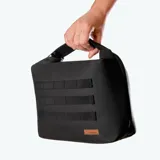 Lanchera aislante negra con cierre enrollable y sistema MOLLE, diseñada para mantener la comida fría o caliente.