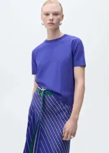 Jersey azul de punto fino con cuello redondo y manga corta.