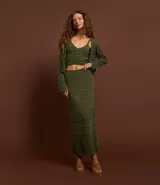 Pollera recta long midi color verde militar, con cintura elástica y confeccionada en tejido de punto con mix de puntos.