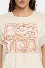 Remera color crema con estampado del logo de la marca Bimba y Lola en color naranja. Corte clásico y mangas cortas.