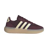Championes Adidas Barreda Decode color bordó con las tres tiras laterales en color crema con borde azul.