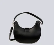 Cartera tipo baguette negra con detalle de hebilla al frente y logo metalizado en el lateral.