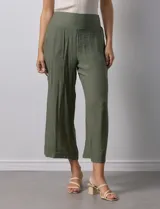 Pantalón palazzo verde militar de gasa bambula marca Nanette, con pretina ancha elastizada en la parte trasera, pierna ancha y short interno.