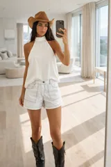 Short blanco tiza de tiro medio-alto, confeccionado en algodón con pespuntes negros visibles, bolsillos funcionales y terminaciones premium.