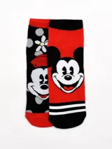 Pack de dos pares de medias de algodón con diseños de Mickey Mouse. Un par es negro con lunares grises, detalles en rojo y un diseño de Mickey con gorro. El otro par es rojo con rayas horizontales negras en el tobillo y un diseño de la cara de Mickey.