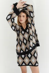 Sweater de lana color beige con diseño geométrico de rombos en tonos beige y blanco, cuello en V y corte holgado.