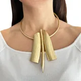 Collar rígido plateado con tres colgantes geométricos texturizados.