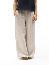 Pantalón de lino beige de corte holgado, con cintura elástica, dos bolsillos laterales y un bolsillo trasero.