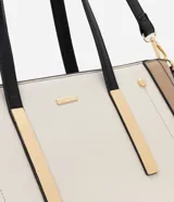 Cartera grande tipo shopper de poliuretano liso en tres colores, con doble asa de mano y correa larga desmontable.