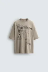 Camiseta color arena de corte holgado, cuello redondo y manga corta. Estampados combinados a contraste en delantero con textos e imágenes.