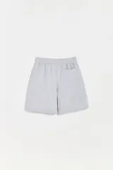 Bermuda de algodón gris melange, con cintura elástica y cordón de ajuste.