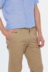 Pantalón de gabardina color beige con media cintura elastizada y corte recto.