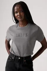 Remera gris de algodón con logo de Levi's estampado en el pecho.