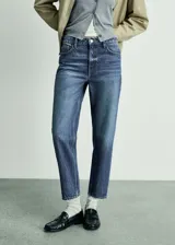 Jeans mom fit de tiro alto, color azul denim, con cierre de cremallera y botón, cinco bolsillos y trabillas.