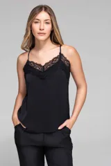 Camisola negra con breteles finos y escote en V, con detalles de encaje en el escote y los laterales.
