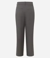 Pantalón de vestir gris claro, de corte recto, con bolsillos laterales y traseros. Se ajusta a la cintura con cinturón de cuero negro.